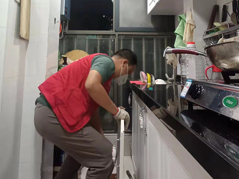 廚房舊灶臺(tái)上能直接加不銹鋼臺(tái)面嗎？千萬(wàn)別這樣做(圖1)