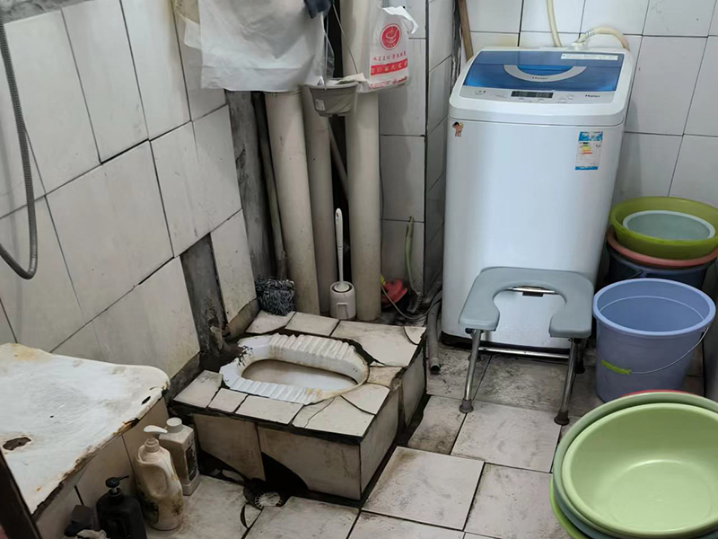 廚房衛生間下水管嚴重滲水怎么辦？家庭管道改造施工案例(圖1)